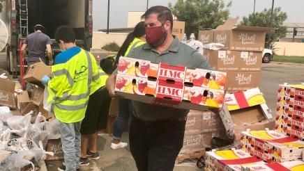 Assemblymember Arambula assisted at a free food distribution event in Mendota on Sept. 13, 2020.