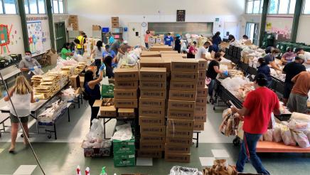 Assemblymember Arambula and his Fresno staff helped with a free food distribution in San Joaquin on July 25, 2020.