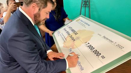 Assemblymember Arambula adds his signature to the $7 million State check for Arte Américas.